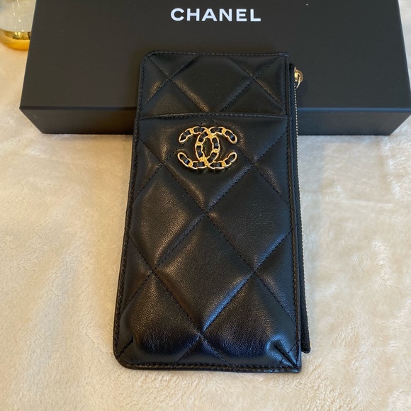 CHANEL Handbags - 💓Sold💓Chanel 19 phone & card holder wallet